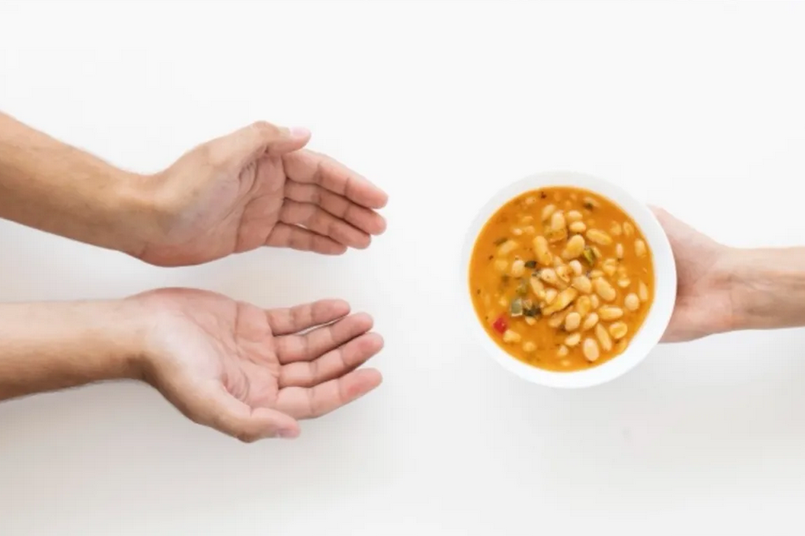 Gotong Royong Warga Bantu Pasien Isoman